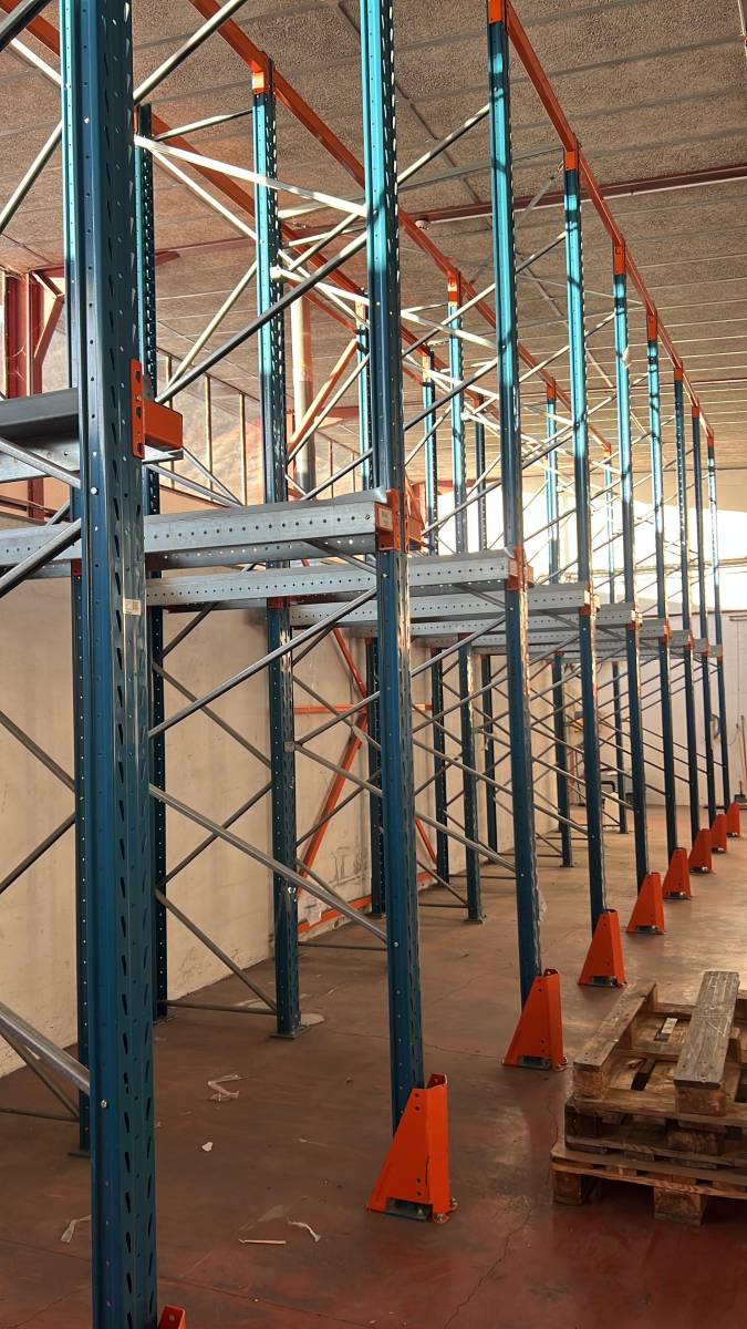 Installation de cloison grillagée pour plateforme mezzanine avec accès sécurisé pour stockage en hauteur à Lyon en Rhône-Alpes 69