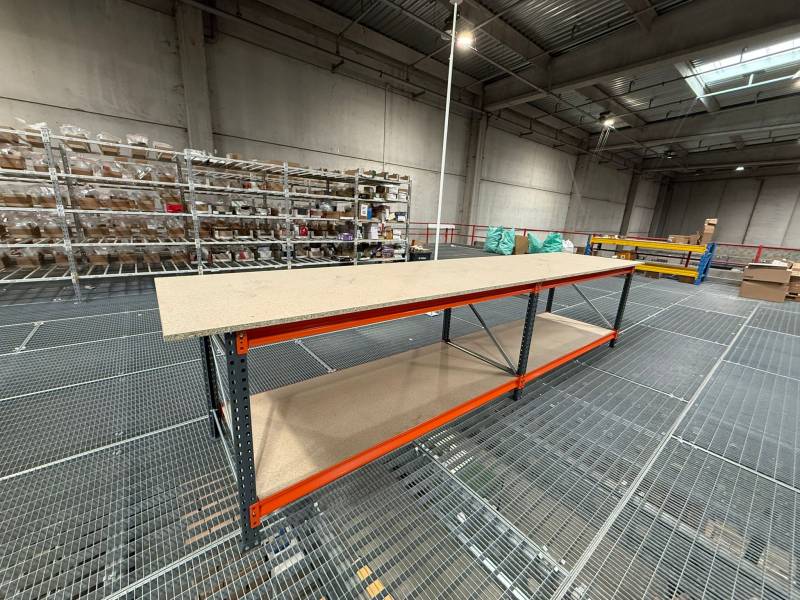 Vente, livraison et pose de table de travail sur un site logistique à La Boisse