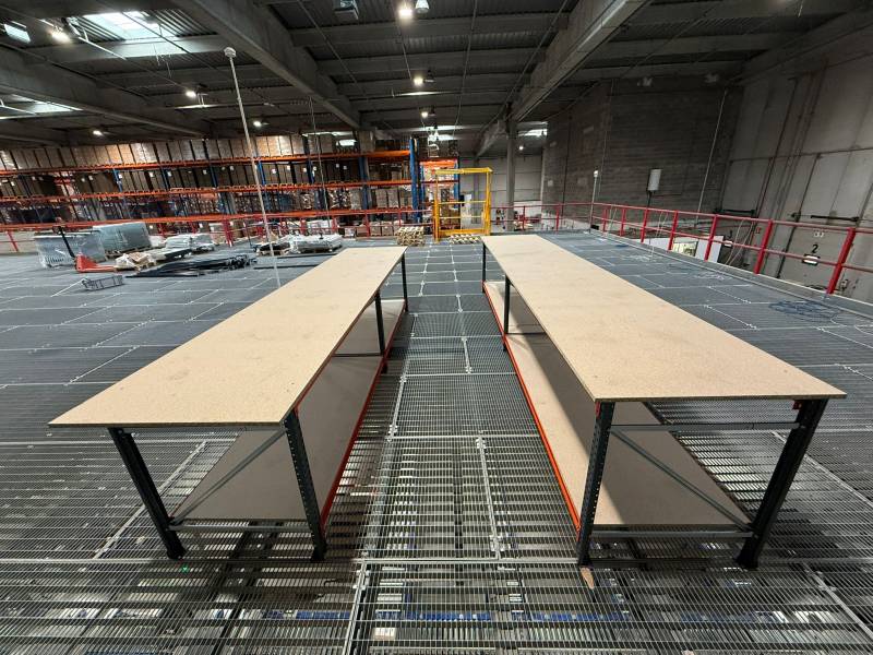 Vente, livraison et pose de table de travail sur un site logistique à La Boisse