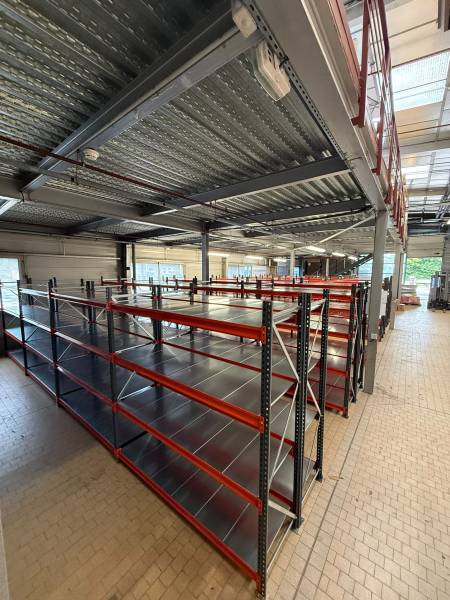 Installation de rayonnage mi-lourd avec échelles 2000 mm et lisses 1800 mm capacité 400 kg par niveau à Annecy-le-Vieux en Haute-Savoie
