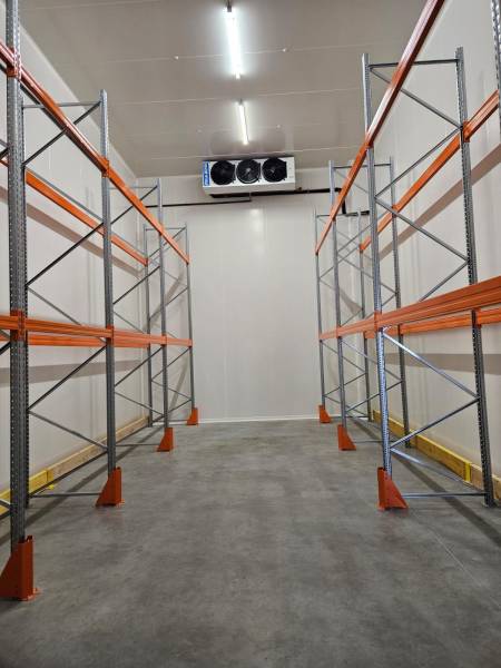 Installation de rayonnage métallique industriel pour stockage de palettes lourdes avec sabots de protection en acier sur Grenoble