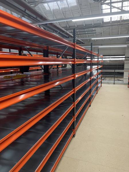 Installation de rayonnage mi-lourd chez un client du secteur alimentaire sur Marseille