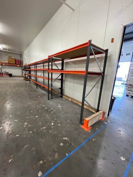 Installation et pose d'un rayonnage mi-lourd et ajout d'un niveau de lisse sur rayonnage lourd à palettes pour entrepôt à Saint-Priest