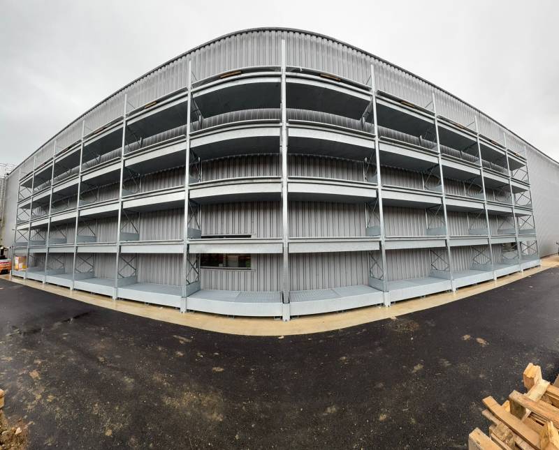 Installation et pose d'un rayonnage extérieur galvanisé à chaud avec pose de bac acier pour stockage à La Tour du Pin